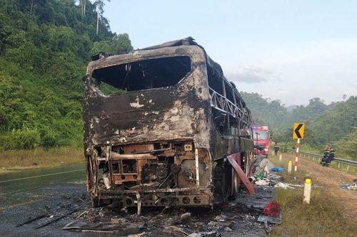Xe khách bốc cháy trên cao tốc, hàng chục hành khách kịp thời thoát nạn