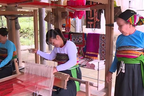Chạm vào hồn đất, say trong hơi thở bản làng