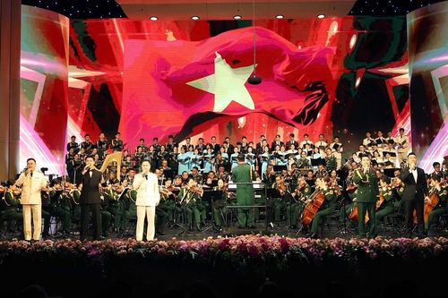 Tổng Bí thư dự chương trình nghệ thuật giao hưởng thính phòng '80 năm - Bản trường ca vang mãi'