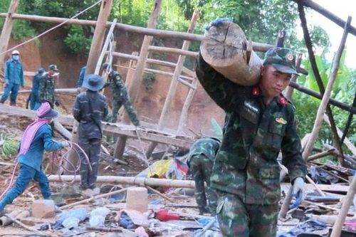 Các chiến sĩ công an, bộ đội là điểm tựa của người dân vùng bão, lũ
