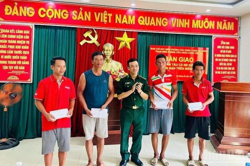 Bộ đội Biên phòng Đà Nẵng tiếp nhận 4 ngư dân gặp nạn trên biển