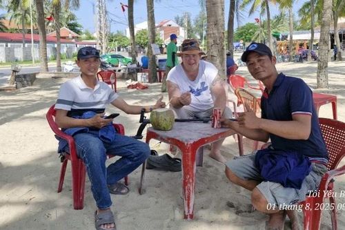 Du khách nước ngoài hạnh phúc khi tìm lại được nhẫn kim cương bị đánh rơi trên biển Đà Nẵng