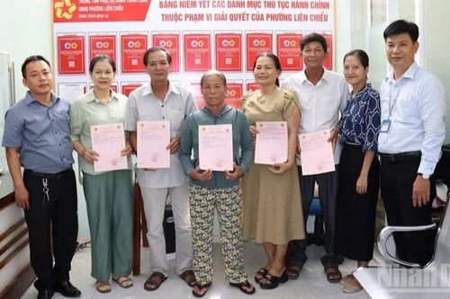 Một phường tại Đà Nẵng bàn giao 14 sổ hồng đầu tiên cho dân qua một cửa