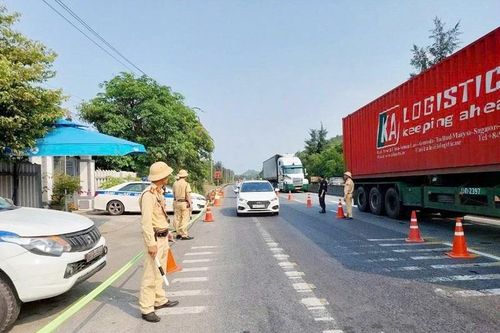 Công an Quảng Trị ra quân thực hiện cao điểm bảo đảm trật tự, an toàn giao thông
