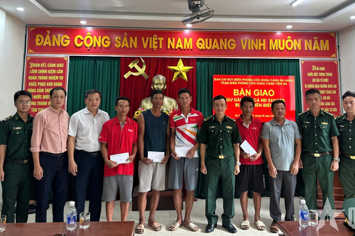 Bộ đội Biên phòng TP Đà Nẵng tiếp nhận 4 thuyền viên gặp nạn trên biển