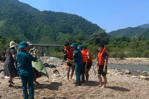 Công an TP Đà Nẵng lặn tìm hai nam sinh bị đuối nước tại Vũng Bột