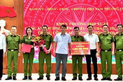 Khen thưởng đột xuất Công an phường Liên Chiểu về thành tích xuất sắc trong đấu tranh phòng chống tội phạm