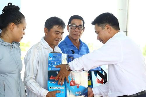 'Cùng ngư dân thắp sáng đèn trên biển' trao hơn 3.800 phần quà và 600 suất học bổng