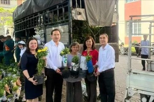 Bí thư phường Vũng Tàu trao tặng 2.000 cây hoa làm đẹp đô thị