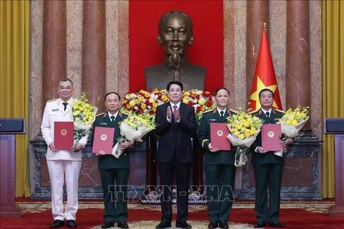 Chủ tịch nước thăng quân hàm, cấp bậc hàm cho 4 sĩ quan cấp cao quân đội và công an