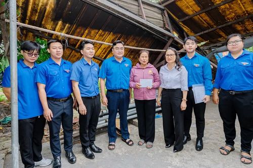 TPHCM thăm hỏi 5 gia đình bị ảnh hưởng bởi dông lốc
