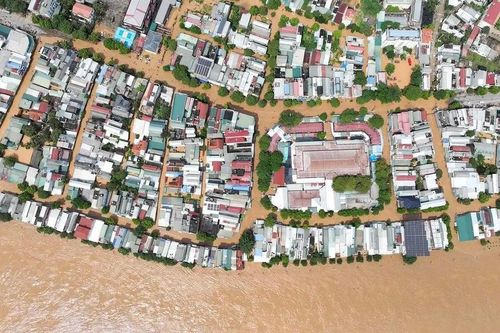 Lũ lớn uy hiếp hạ du sông Mã, nhiều bản làng vùng cao bị cô lập