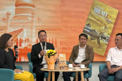 Khám phá Vương quốc Brunei qua những trang sách