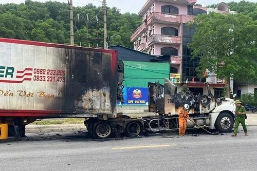Xe contaier bất ngờ bốc cháy dữ dội trên quốc lộ 1A