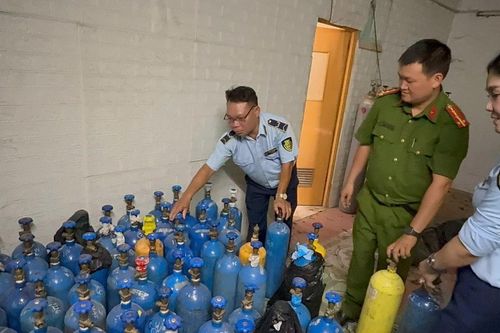 Phát hiện hàng trăm bình khí N2O không rõ nguồn gốc