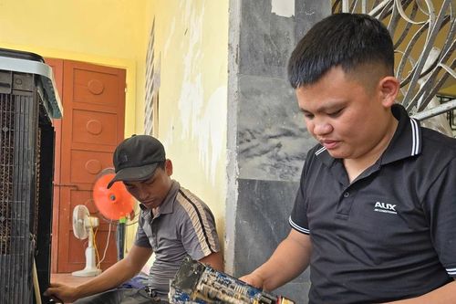'Hồi sinh' đồ điện tử, xe máy bị ngập nước ở vùng lũ Nghệ An