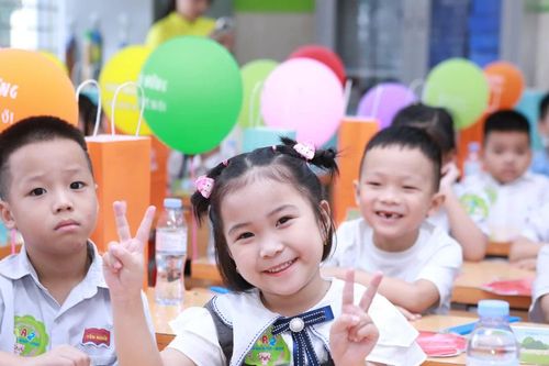 Khoảnh khắc ngộ nghĩnh của trẻ lớp 1 lần đầu thăm trường mới