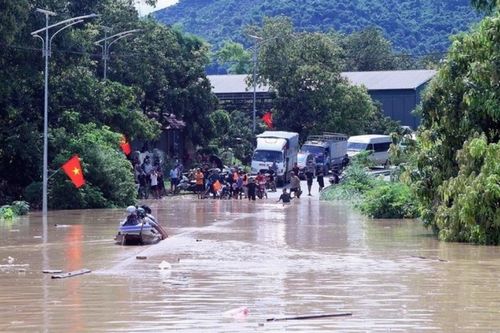 Sơn La: Nước sông Mã lên nhanh gây ngập lụt tại quốc lộ 4G xã Mường Hung