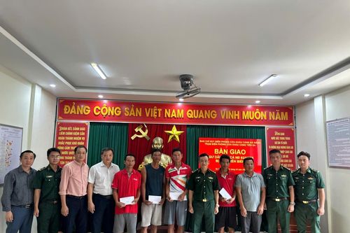 BĐBP thành phố Đà Nẵng tiếp nhận 4 thuyền viên gặp nạn trên biển