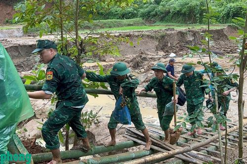 BĐBP tỉnh Sơn La giúp dân di dời tài sản, khắc phục hậu quả mưa lũ