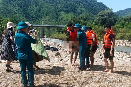 Hai nam sinh viên tử vong khi lội suối đầu nguồn sông Cu Đê
