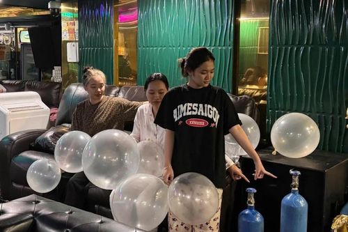 Phá ổ nhóm bán bóng cười tại quán bar ở phố Bùi Viện