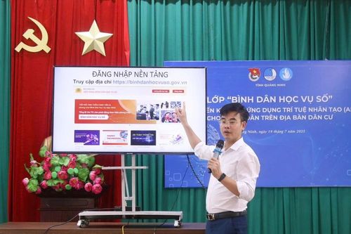 Tuổi trẻ Quảng Ninh tích cực đưa lớp học 'Bình dân học vụ số' về khu dân cư