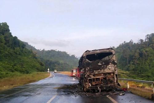 Xe khách chở 24 người cháy trơ khung trên cao tốc qua Huế