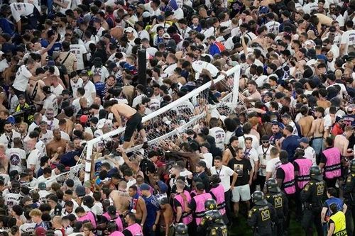 PSG nhận án phạt nặng vì hành vi công kích UEFA của cổ động viên