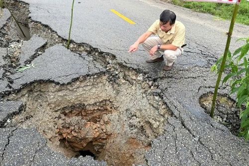Hố tử thần sâu hơn 1m 'há miệng' giữa quốc lộ ở Quảng Ngãi
