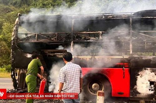 Xe khách giường nằm cháy rụi trên cao tốc La Sơn - Túy Loan