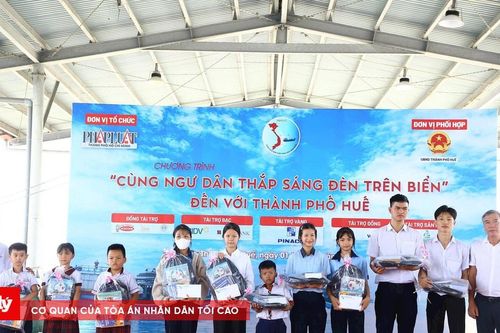 Thắp sáng đèn trên biển, tiếp sức ngư dân vươn khơi bền vững