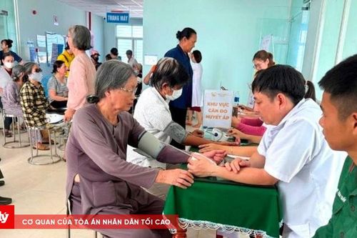 Hàng trăm người dân đảo Lý Sơn được khám và cấp thuốc miễn phí