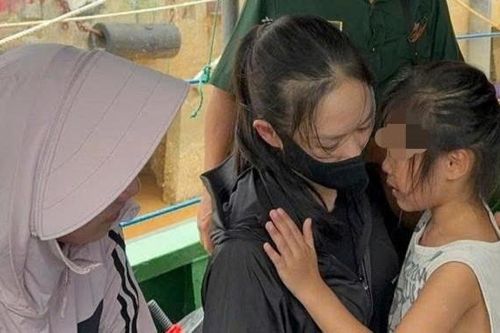 Cha và con gái 6 tuổi trôi dạt 13 giờ trên biển: 'Tôi sợ tuột tay đánh mất con'