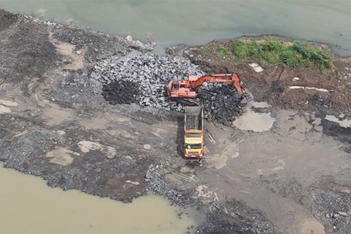 Triệt phá 2 đường dây khai thác khoáng sản trái phép dưới vỏ bọc 'dự án cải tạo'
