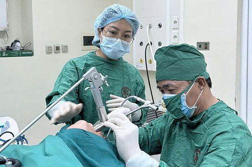 Người phụ nữ bị sặc mảnh quất hồng bì vào phổi, 10 ngày sau mới có triệu chứng