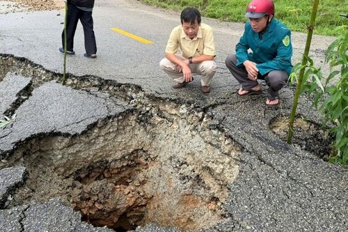 'Hố tử thần' xuất hiện trên quốc lộ