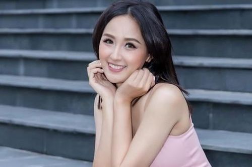 Mai Phương Thúy sexy chờ tuổi mới, Xuân Hinh vui vẻ trên máy bay
