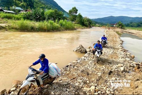 Mở đường vượt núi, hỗ trợ đưa nhu yếu phẩm lên bản người Mông xã Tri Lễ