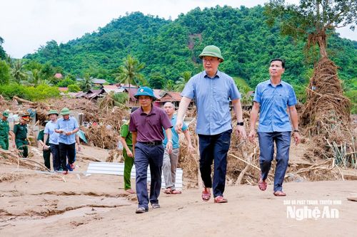 Bí thư Tỉnh ủy Nghệ An Nguyễn Đức Trung chỉ đạo khắc phục hậu quả lũ lụt tại các xã Bắc Lý và Mỹ Lý