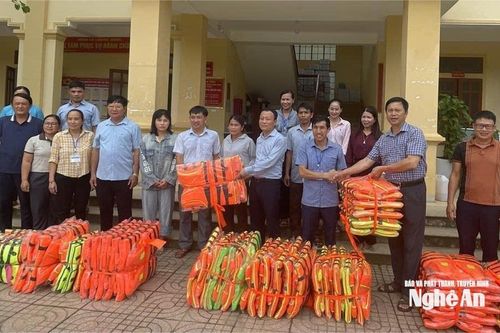 Ban An toàn Giao thông tỉnh Nghệ An trao áo phao cho người dân vùng lũ xã Lượng Minh