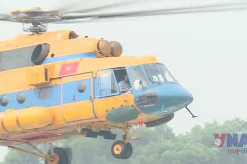 Đội hình bay trực thăng kéo cờ Tổ Quốc trên bầu trời Hà Nội