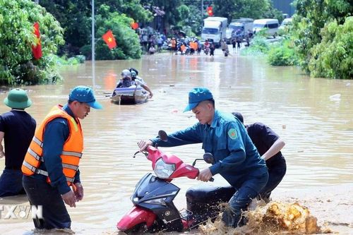 Sơn La: Nước sông Mã lên cao gây ngập lụt Quốc lộ 4G tại xã Mường Hung
