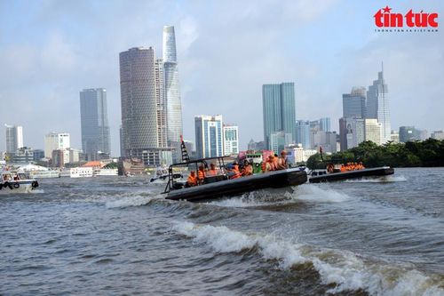 TP Hồ Chí Minh: Phòng CSGT ra quân cao điểm trấn áp tội phạm trên đường thủy