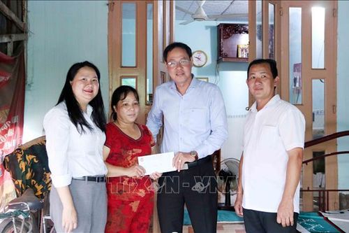 Động viên các gia đình bị ảnh hưởng bởi bão số 3 tại TP Hồ Chí Minh