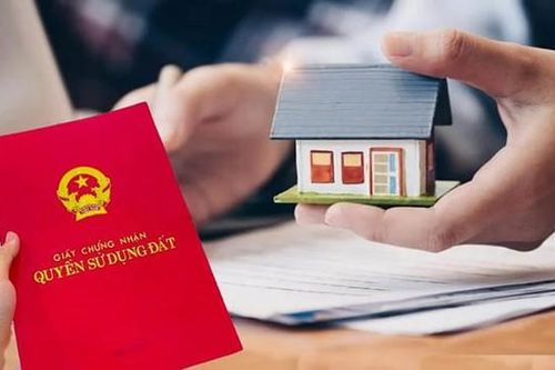 Sang tên Sổ đỏ cho con thì tặng cho hay để thừa kế có lợi hơn?