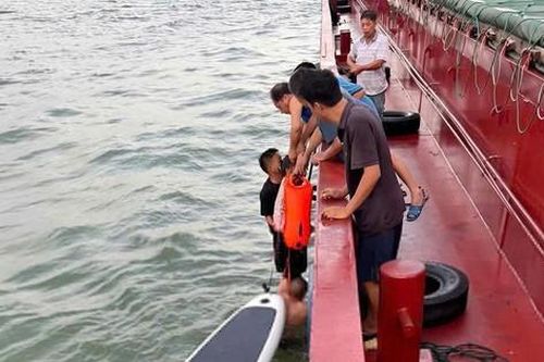 Hành trình 13 giờ 'sinh tồn' của bố và con gái 6 tuổi bị sóng đánh trôi ra biển