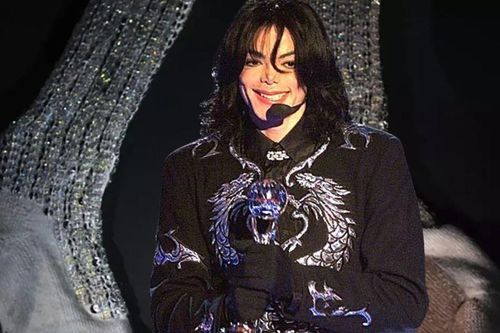 Chiếc tất ngả màu của huyền thoại Michael Jackson được bán đấu giá gần 200 triệu đồng