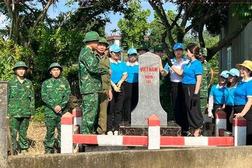 Phụ nữ cùng Bộ đội biên phòng chung tay làm đẹp đường biên cột mốc