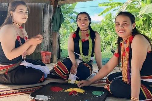Phụ nữ vùng cao chung tay bảo tồn văn hóa, từng bước vươn lên thoát nghèo